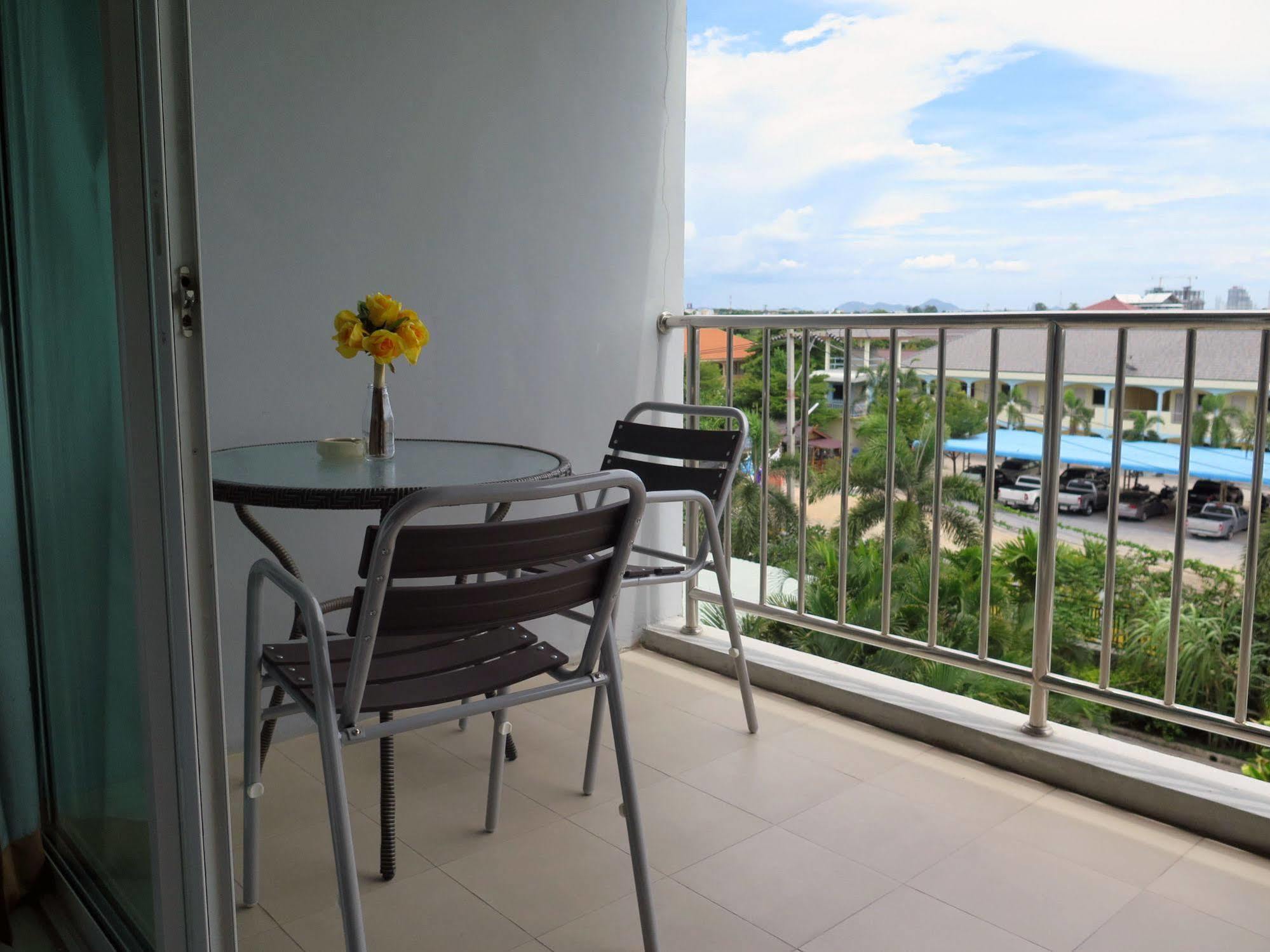 Oyo 829 Royal Thai Residence Джомтьєн-Біч Екстер'єр фото
